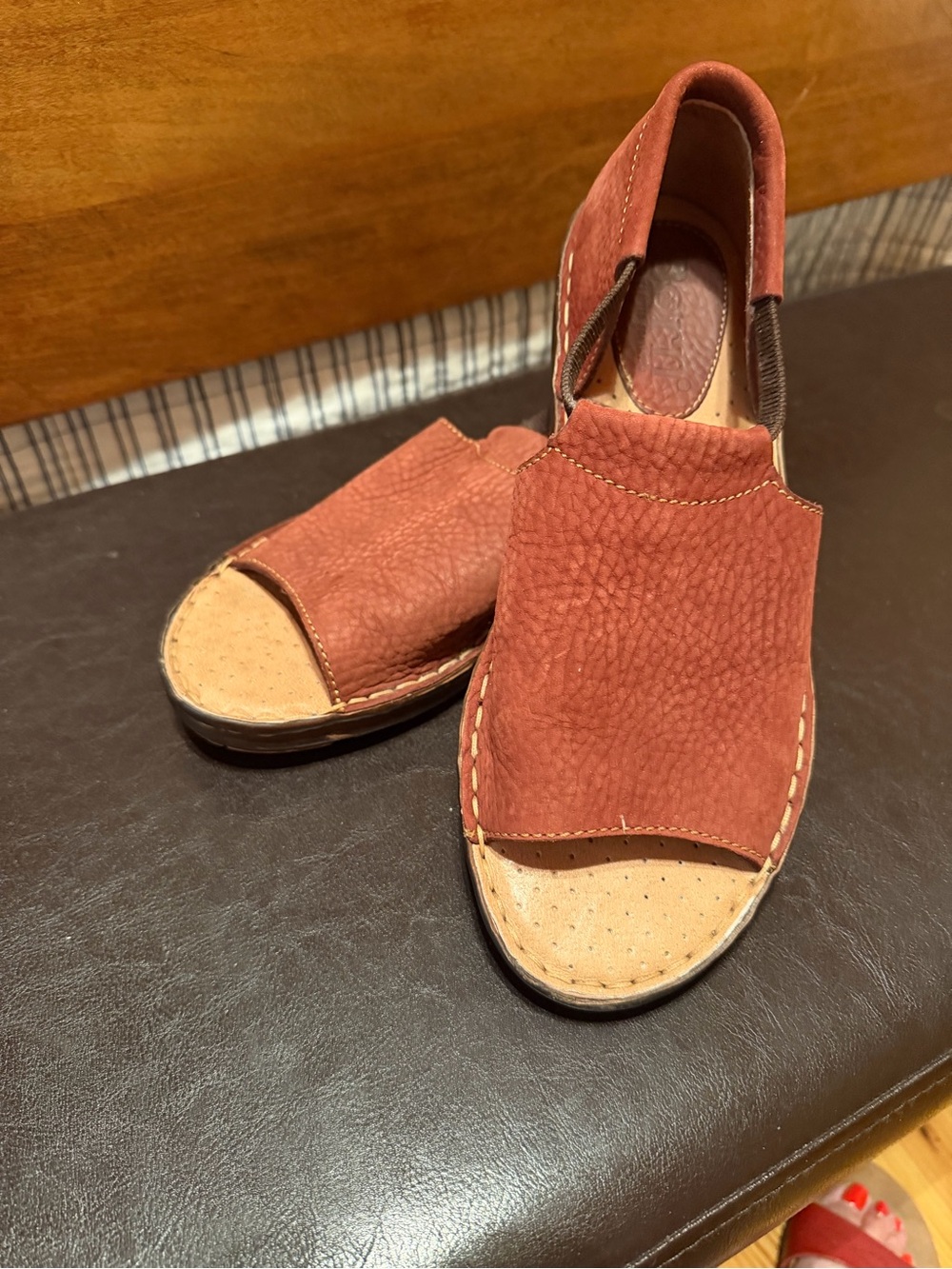 90’s Vintage Born women’s Cove Leather Open Toe Sandal Light Brown Size 9.5